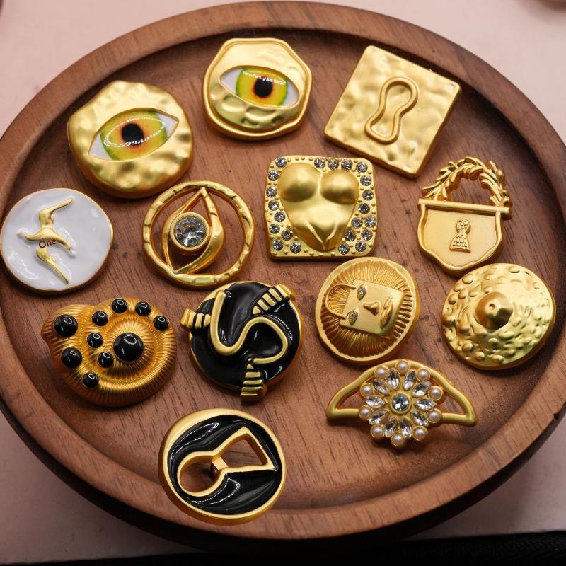 Craft Embellishment - زر معدني عتيق على شكل قلب